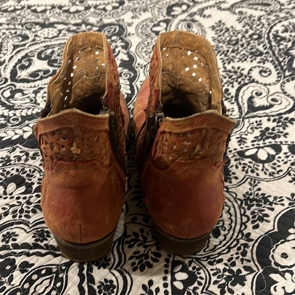 Reddish/tan cirlcle g by corral leather cutout booties size 8 - Picture 2 of 4
